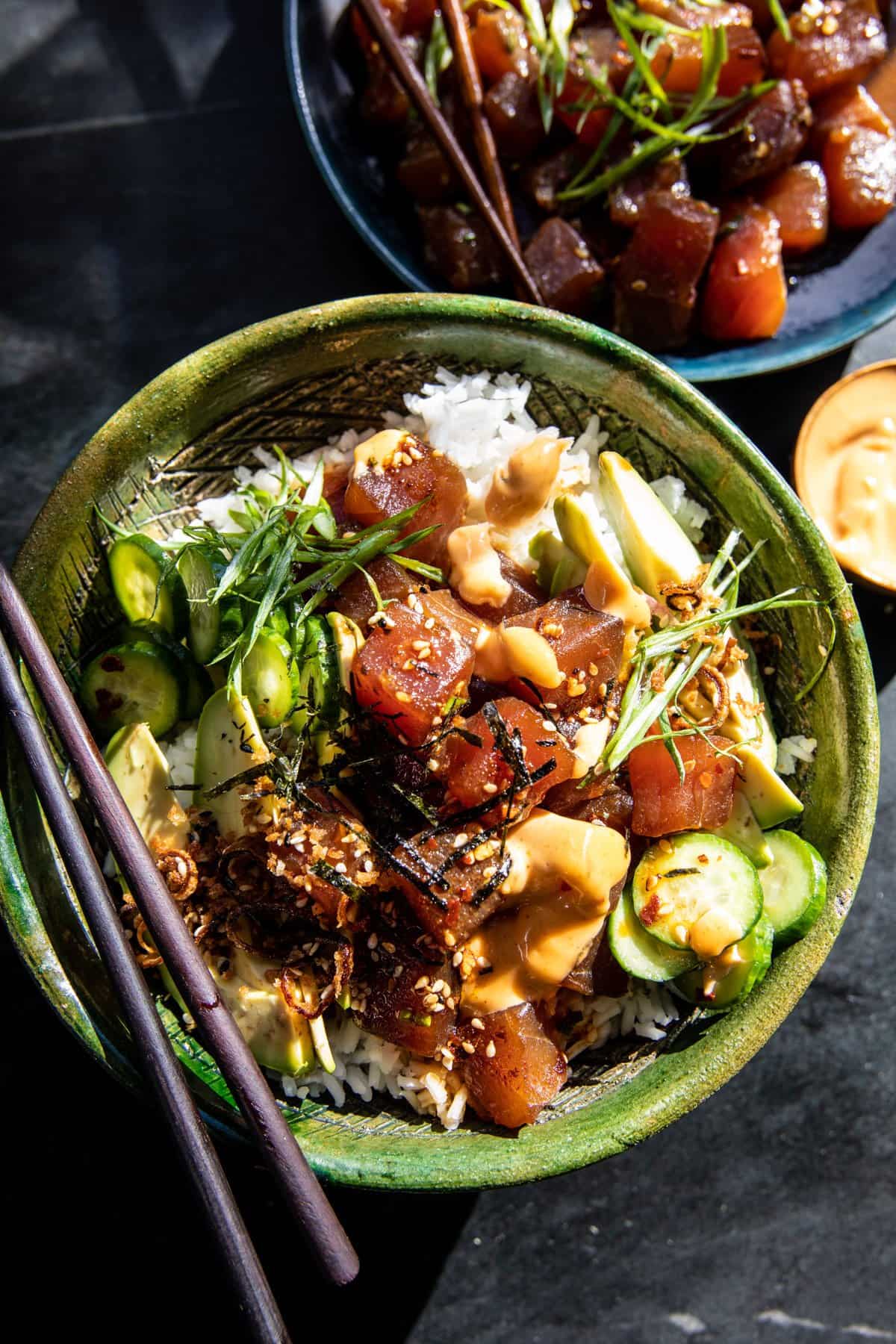 Reds-Favorite-Spicy-Tuna-Poke-Bowl-1 Eine Bowl als anschauungsobjekt